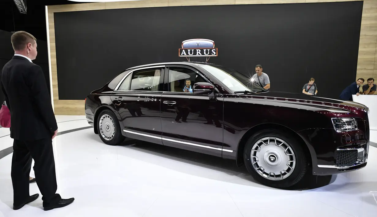 Pengunjung melihat bagian samping mobil limosin Aurus Senat milik Presiden Rusia Vladimir Putin yang dipamerkan di Moscow International Motor Show di Moskow (29/8). (AFP Photo/Alexander Nemenov)