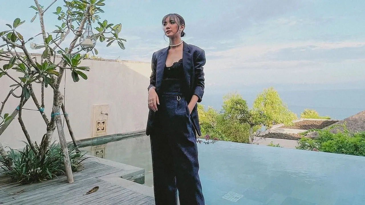 Gaya Sheila Dara Pakai Baju Suami di Resepsi Maudy Ayunda, Dipuji Tetap Cantik!
