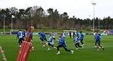 Para pemain Inggris melakukan pemanasan selama sesi latihan tim di St George's Park di Burton-on-Trent, Inggris tengah, pada 21 Maret 2023. (AFP/Paul Ellis)