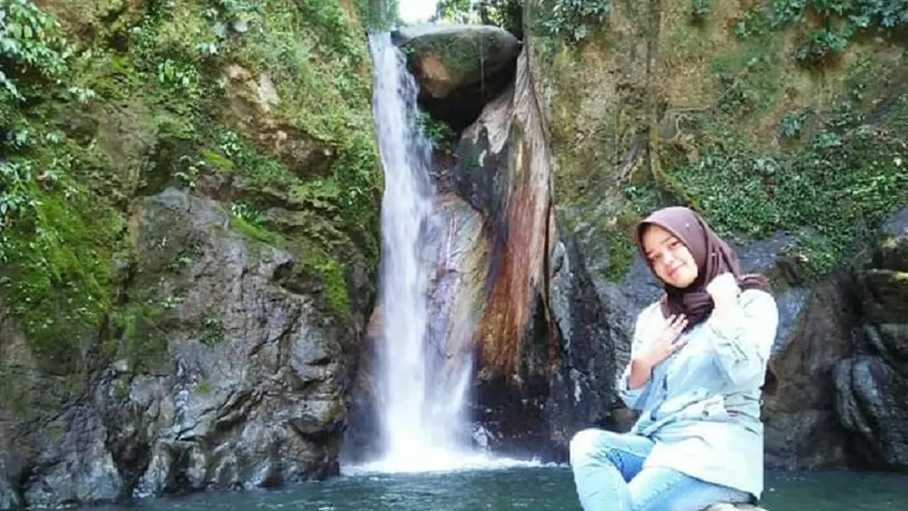 yuk manfaatkan libur lebaran anda dengan berkunjung ke wisata air terjun serambu alla di Kabupaten Lutra (Liputan6.com/ Eka Hakim)