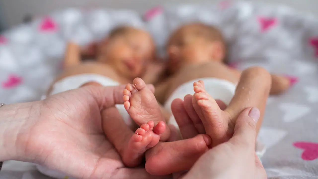 melahirkan bayi kembar