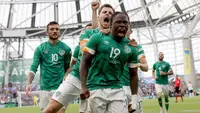 Selebrasi striker Republik Irlandia, Michael Obafemi setelah mencetak gol ke gawang Skotlandia pada laga Liga B Grup 1 UEFA Nations League 2022/2023 di Aviva Stadium, Dublin, Republik Irlandia (11/6/2022). Michael Obafemi dipinjam Burnley dari Swansea pada tengah musim 2022/2023. Pemain asal Republik Irlandia ini telah tampil dalam 28 laga di Championship dengan torehan 5 gol dan 2 assist. (AFP/Paul Faith)