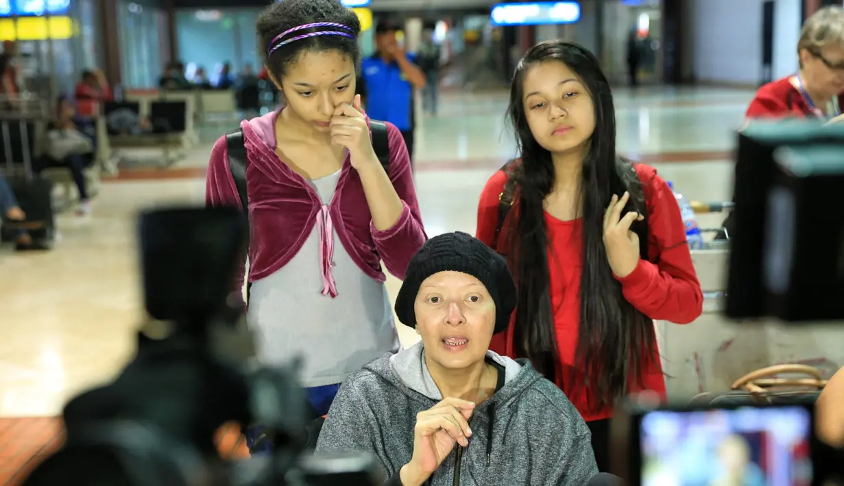 Rasa khawatir dan takut dirasakan Aurel yang tidak bisa mendampingi dan memantau kondisi sang ibu saat menjalani pengobatan di Cina. Namun ia percaya tim dokter akan memberikan yang terbaik untuk kesembuhan ibundanya. (Adrian Putra/Bintang.com)