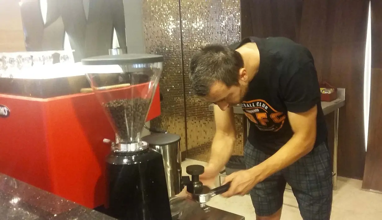 Pemain Pusamania Borneo FC, Goran Gancaev  belajar menjadi barista sebelum bertanding pada lanjutan Piala Jenderal Sudirman di Surabaya,Sabtu (21/11/2015). (Bola.com/Vitalis Yogi Trisna)
