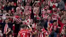 Gelandang Athletic Bilbao, Oihan Sancet (tengah) merayakan gol dengan rekan setimnya setelah mencetak gol kedua bagi timnya pada matchday 2 league phase Liga Europa 2024/2025 melawan AZ Alkmaar di stadion San Mames, Bilbao pada Kamis 3 Oktober 2024 atau Jumat (4/10/2024) dini hari WIB. (Cesar Manso/AFP)