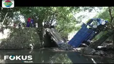 Tak kuat menahan beban muatan, sebuah jembatan penghubung antar desa di Jember, Jawa Timur ambruk.