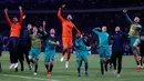 Para pemain Tottenham Hotspur merayakan kemenangan tim mereka atas Ajax Amsterdam pada akhir laga kedua semifinal Liga Champions 2018/19 di Stadion Johan Cruyff, Rabu (8/5). Tottenham secara dramatis merebut tiket final Liga Champions setelah menaklukkan Ajax 3-2. (Adrian DENNIS / AFP)