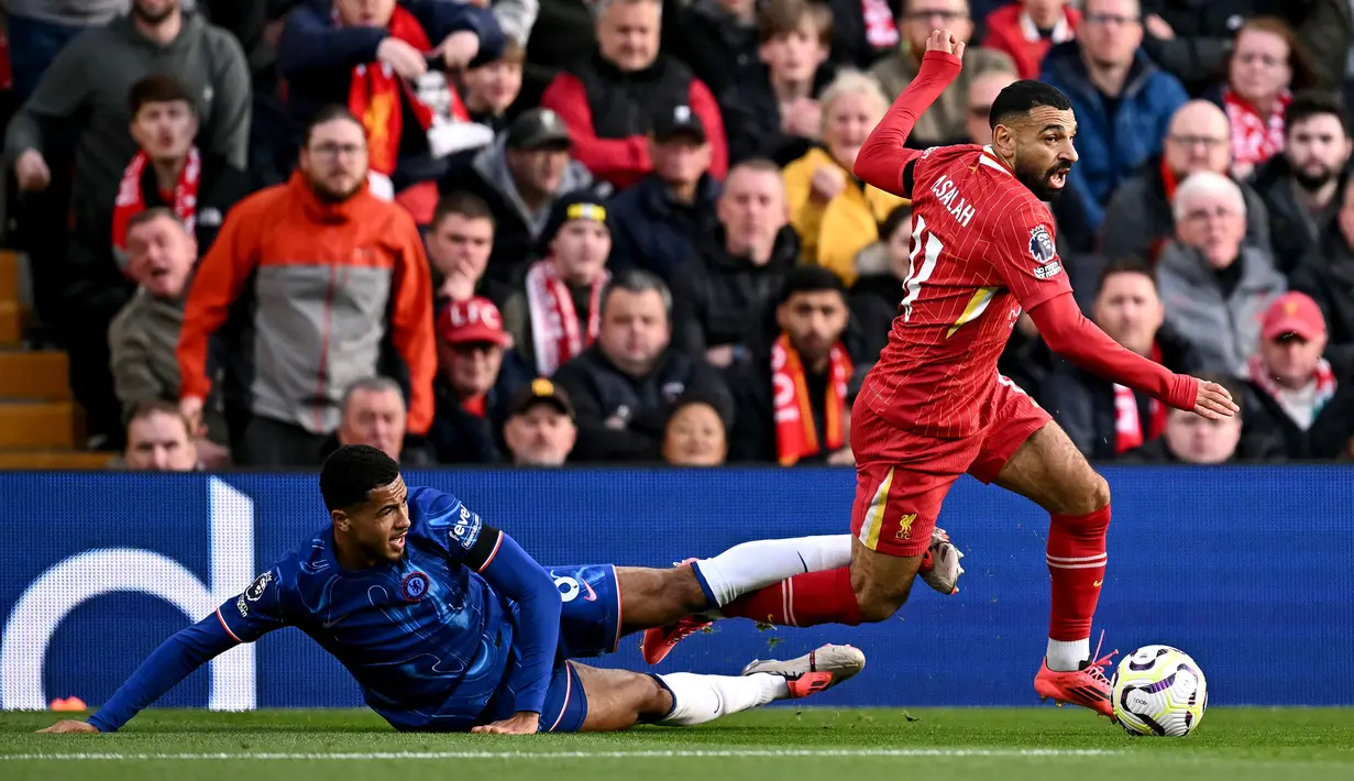Pemain Liverpool, Mohamed Salah (kanan) menggiring bola melewati pemain Chelsea, Levi Colwill pada laga lanjutan Liga Inggris 2024/2025 di Anfield, Liverpool, Inggris, Minggu (20/11/2024). (AFP/Paul Ellis)