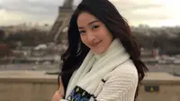 Pada tahun 2018, disaat wanita berdarah Tionghoa ini tengah naik daun. Pemeran Jenar di sinetron "Cinta karena Cinta" ini pergi berlibur ke Perancis. Bebalut syal dengan rambut yang terurai, ia pun mengabadikan momennya saat berada di Menara Eiffel.(Liputan6.com/IG/natashawilona12)