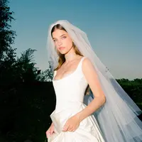 Kepada Vogue Weddings, Barbara mengatakan bahwa ia menginginkan sesuatu yang timeless dan klasik untuk upacara tersebut. [Instagram/owengould/bumbleandbumble].