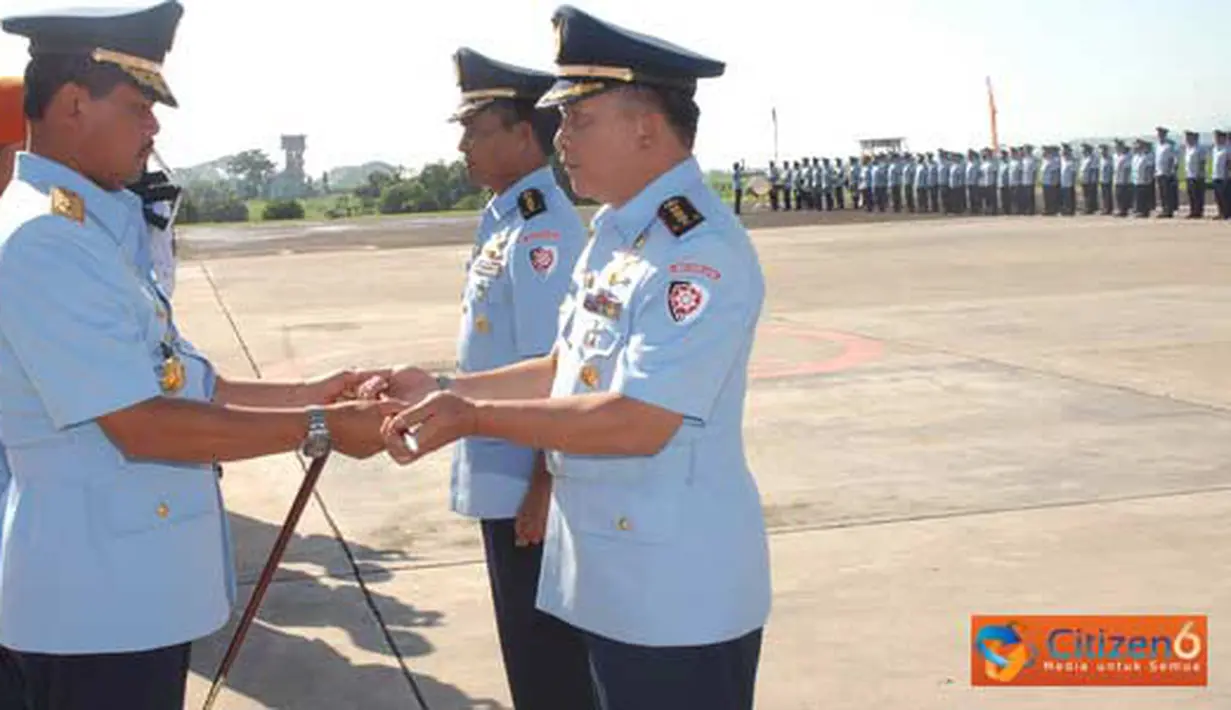 Citizen6, Subang: Panglima Komando Operasi TNI AU (Pangkoopsau I), Marsekal Muda TNI Dede Rusamsi, mengganti Kol. Pnb. Irwan Is. Dunggio S.Sos, kepada Kol Pnb Heraldy Dumex Dharma S.AP., Msi., sebagai komandan baru, Sabtu (23/4). (Pengirim: Dodo)