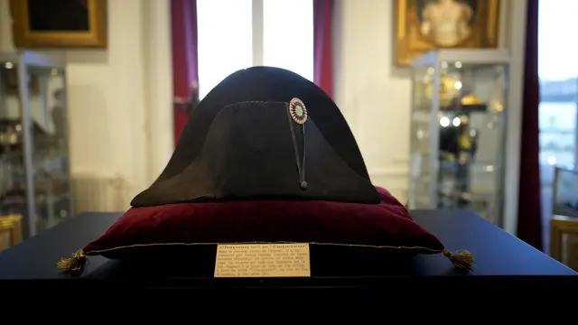 topi bicorne khas Napoleon yang dilelang di Prancis