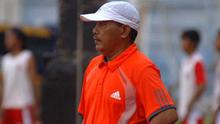 Riono Asnan, satu dari tiga pelatih yang diberhentikan mendadak setelah berhasil mengantar tim masing-masing ke putaran final cabor sepak bola PON 2016. (Bola.com/Robby Firly)