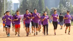 Head of Corcomm & Community Development Combiphar Dewinta Hutagaol (kedua kanan) dan peserta berlari mengelilingi lapangan dalam Coaching Clinic di Stadion Soemantri Brodjonegoro, Jakarta, Sabtu (28/7). (Liputan6.com/Fery Pradolo)