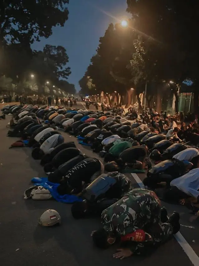 8 Momen Manis Hingga Kocak saat Demo Tolak UU Cipta Kerja Ini Curi Perhatian