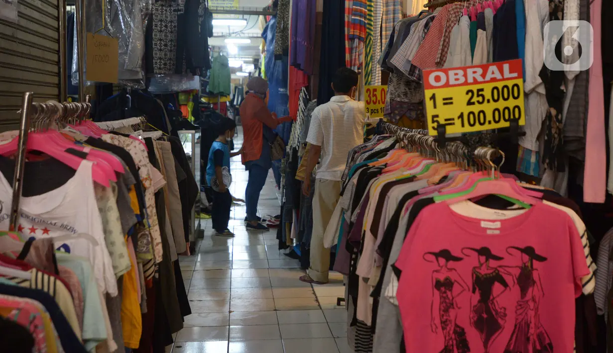 <p>Warga memilih pakaian bekas (Thrifting) di pasar Proyek Senen, Jakarta, Selasa (12/10/2021). Akibat pandemi membuat tren thrifting menjadi alternatif pemasukan baru bagi para pedagang pakaian bekas di tengah pandemi. (merdeka.com/Imam Buhori)</p>