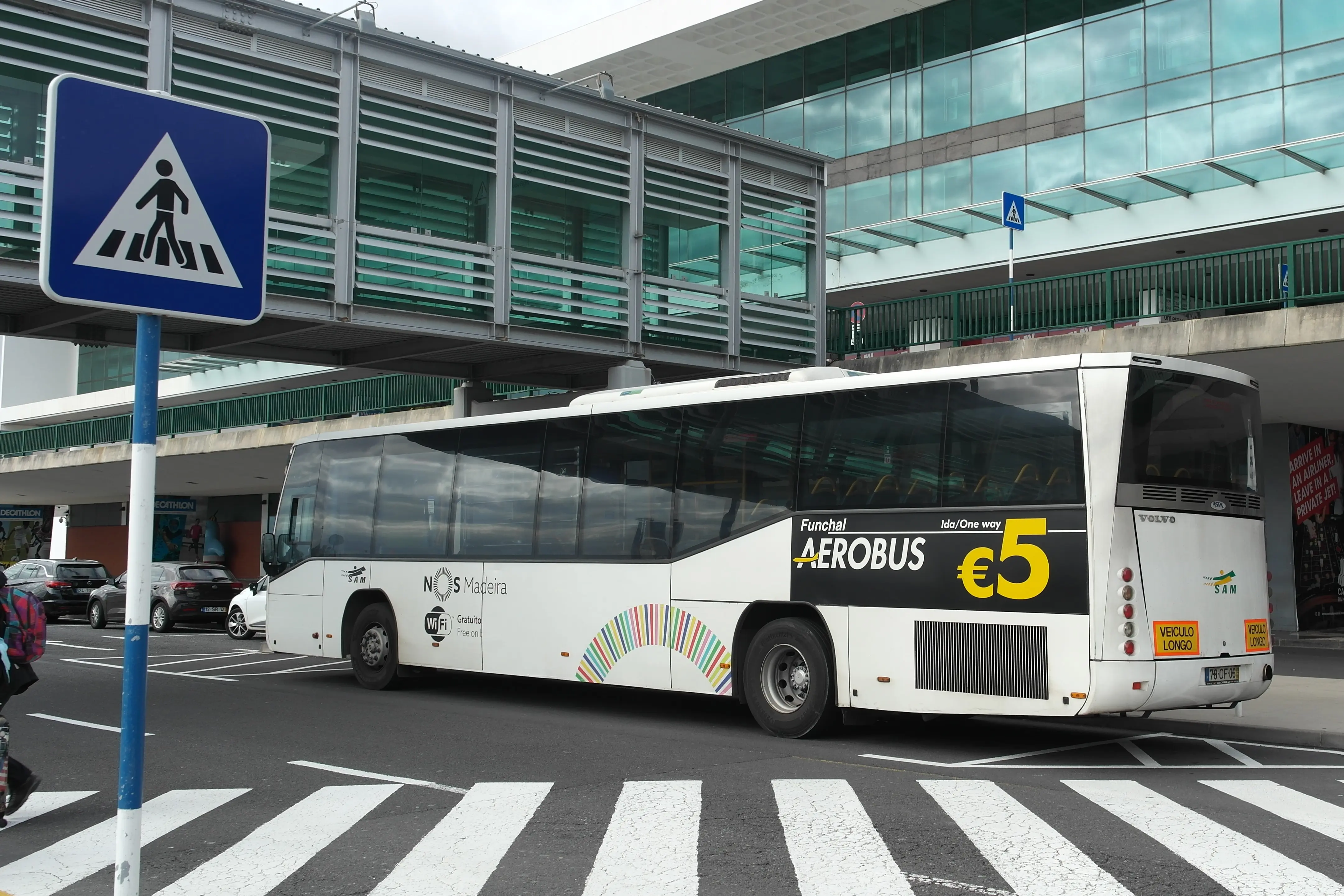 Aerobus mempermudah transportasi dari bandara Cristiano Ronaldo ke halte-halte di Madeira. (bola.com/Reza Khomaini)