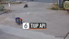 Seorang pria mencoba memadamkan kebakaran pada kendaraan roda tiga miliknya dengan cara yang tidak biasa. Insiden ini terjadi di sebuah stasiun pengisian bahan bakar di China.