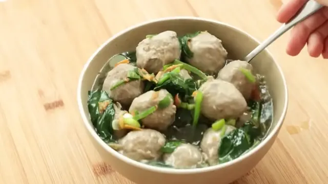 Resep bakso sapi ala Devina Hermawan yang kenyal (Foto: Tangkapan Layar Youtube Devina Hermawan)