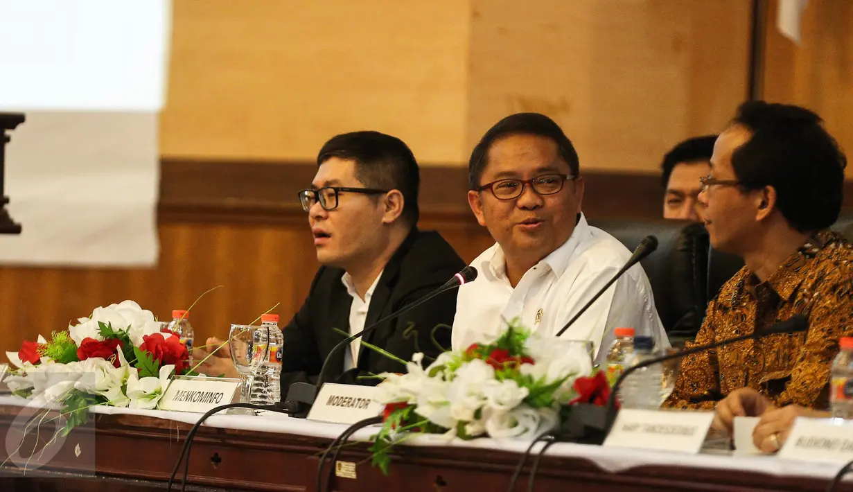 Menkominfo Rudiantara (tengah) berbincang disela menjadi pembicara dalam Konvensi Nasional Media di Ambon, Rabu (8/2/). KNM itu bertema “Integritas Mesia Nasional Dalam Lanskap Komunikasi Global: Peluang dan Tantangan”. (Liputan6.com/Faizal Fanani)