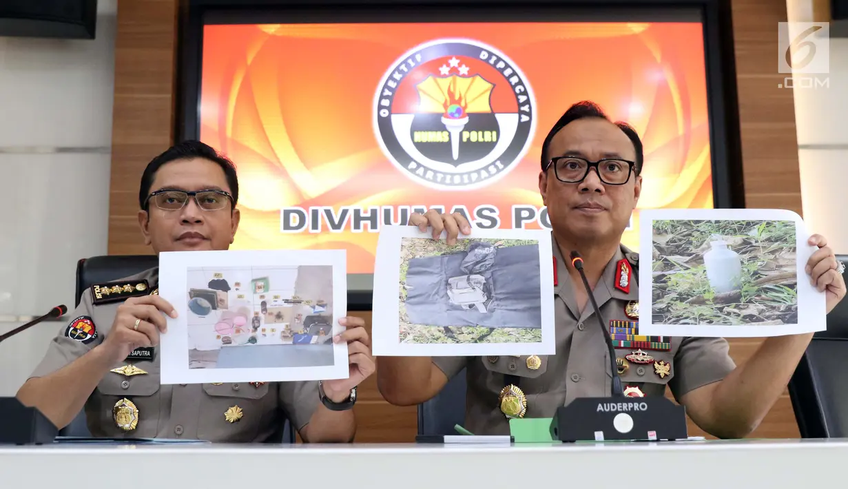 Karopenmas Mabes Polri, Brigjen Dedi Prasetyo (kanan) menunjukkan gambar sejumlah barang bukti yang disita dari terduga teroris saat rilis di Jakarta, Senin (6/5/2019). Sebelumnya, Densus 88/Anti Teror meringkus tujuh orang kelompok JAD jaringan Lampung. (Liputan6.com/Helmi Fithriansyah)