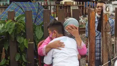 Seorang ibu memeluk anaknya saat aksi mencuci kaki ibu secara massal di Kelurahan Duri Pulo, Jakarta, Rabu (21/12/2021). Aksi yang diikuti 500 peserta ini bertujuan meningkatkan rasa cinta kasih kepada ibu dan dilakukan dalam rangka memeriahkan Hari Ibu. (Liputan6.com/Herman Zakharia)