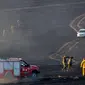 Petugas menyisir ladang gandum yang hangus terbakar di perbatasan Jalur Gaza (15/5). Bentrokan itu merupakan buntut dari aksi protes rakyat Palestina sejak enam minggu terakhir. (AFP/Jack Guez)