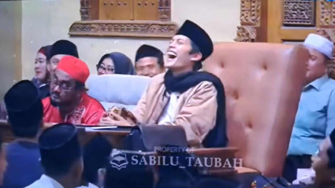 Gus Iqdam tertawa lepas saat mendengar jawaban Samsul Hadi (Tangkap Layar You Tube ronron chanel)