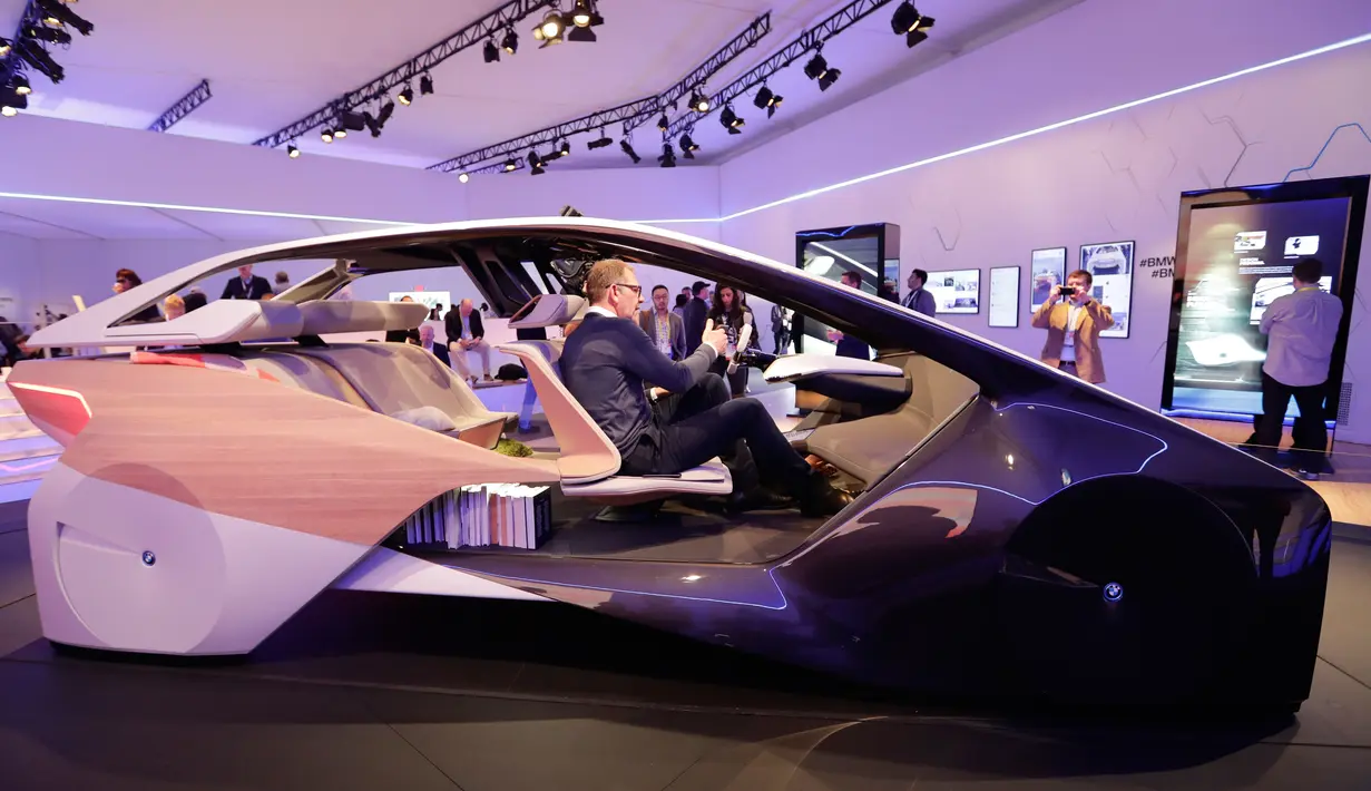 Holger Hampf, kepala BMW pengalaman pengguna, bersama seorang reporter duduk di mobil konsep masa depan BMW, i Inside Future, yang dipamerkan dalam ajang Consumer Electronic Show (CES) 2017 di Las Vegas, AS, 5 Januari 2017. (AP Photo / Jae C. Hong)