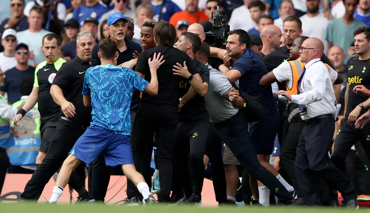 Pelatih kepala Chelsea Thomas Tuchel berdebat dengan pelatih kepala Tottenham Hotspur Antonio Conte pada pertandingan sepak bola Liga Inggris di Stadion Stamford Bridge, London, Inggris, 14 Agustus 2022. Pertandingan berakhir imbang 2-2. (AP Photo/Ian Walton)
