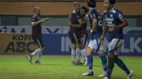 Duel PSM Makassar melawan Persib Bandung pada laga pekan keenam BRI Liga 1 2021/2022 di Stadion Wibawa Mukti, Sabtu (2/10/2021) malam. (Bola.com/Bagaskara Lazuardi)