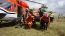 Tim gabungan evakuasi pendaki Gunung Rinjani membawa kantung jenazah saat tiba di Kantor Kecamatan Sembalun, Lombok Timur, NTB, Selasa (31/7). Evakuasi terhadap enam korban dan satu jenazah dilakukan dua tahap. (Liputan6.com/HO/Pendam Udayana)