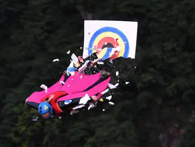 Penerjun melompat dari atas tebing mengenai target sasaran saat mengikuti Kejuaraan Dunia Wingsuit di pegunungan Tianmenshan, Hunan, China, 11 September 2017. Kejuaraan yang digelar keenam kalinya ini diikuti peserta dari berbagai negara. (STR / AFP)