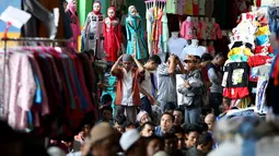 Umat muslim bersiap melaksanakan salat Jumat diantara kios-kios pasar Tanah Abang, Jakarta, Jumat (9/6). Tak hanya pedagang pasar Tanah Abang pembeli pun ikut membaur salat Jumat berjamaah di lorong tersebut. (Liputan6.com/Johan Tallo)