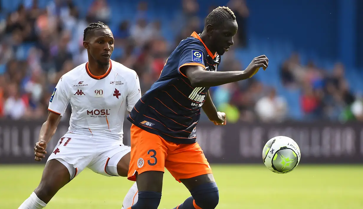 Mamadou Sakho. Bek tengah berusia 32 tahun ini sempat membela Liverpool dan Crystal Palace di Liga Inggris mulai 2013/2014 hingga 2020/2021. Ia didatangkan Liverpool dari PSG pada awal musim 2013/2014 dengan nilai transfer 19 juta euro. Setelah 3 musim, Liverpool meminjamkannya ke Crystal Palace selama satu musim pada 2016/2017 dan akhirnya dipermanenkan di musim berikutnya. Usai tampil dalam 75 laga selama 5 musim bersama Crystal Palace dengan torehan 1 gol dan 2 assist, pada awal musim 2021/2022 ia kembali ke Liga Prancis usai dilepas The Eagles menuju Montpellier dengan status bebas transfer. (AFP/Sylvain Thomas)