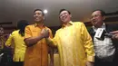 Ketua Umum Partai Hanura Wiranto (kedua dari kiri) bersalaman dengan Ketua Umum Partai Golkar Agung Laksono (kedua kanan) usai melakukan pertemuan di kantor DPP Partai Hanura, Jakarta, Jum'at (13/3/2015). (Liputan6.com/Andrian M Tunay)