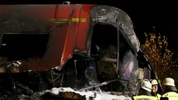 Sebuah kereta penumpang bertabrakan dengan truk milter di persimpangan kereta api di Freihung, Jerman, Kamis (5/11). Sedikitnya satu orang tewas dan beberapa lainnya terluka. Media Jerman mengabarkan, masinis kereta hilang. (REUTERS / Michaela Rehle)