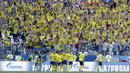 Fans Swedia ikut merayakan keberhasilan timnya mencetak gol ke gawang Korea Selatan pada laga grup E Piala Dunia 2018 di Nizhny Novgorod stadium, Nizhny Novgorod, Rusia, (18/6/2018). Swedia menang 1-0. (AP/Lee Jin-man)