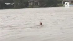 Seorang anak terjebak arus banjir Houston