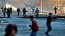 Pasukan keamanan berusaha membubarkan demonstran antipemerintah saat bentrokan di Najaf, Irak, Kamis (28/11/2019). Kerusuhan di Ibu Kota dan wilayah selatan Irak terus meningkat setelah pembakaran gedung Konsulat Iran. (AP Photo/Anmar Khalil)