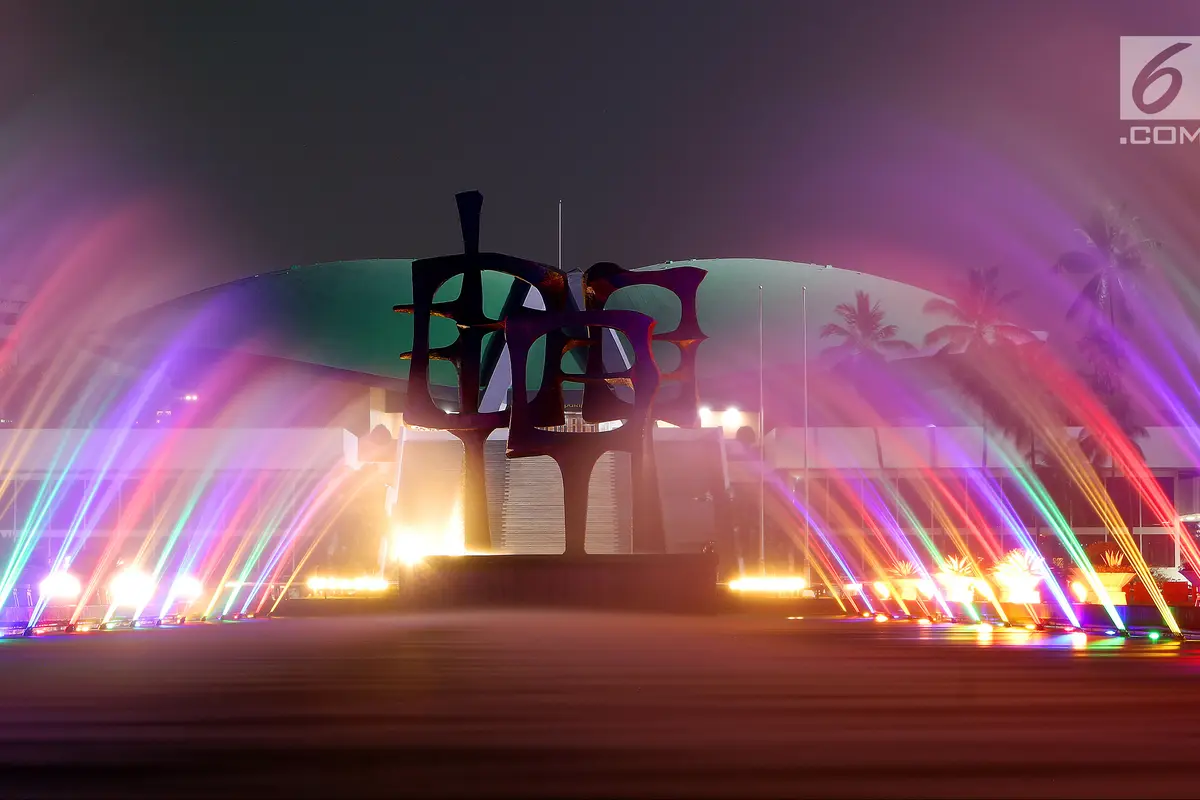 Pemandangan Indah Air Mancur Warna-warni Hiasi Gedung DPR
