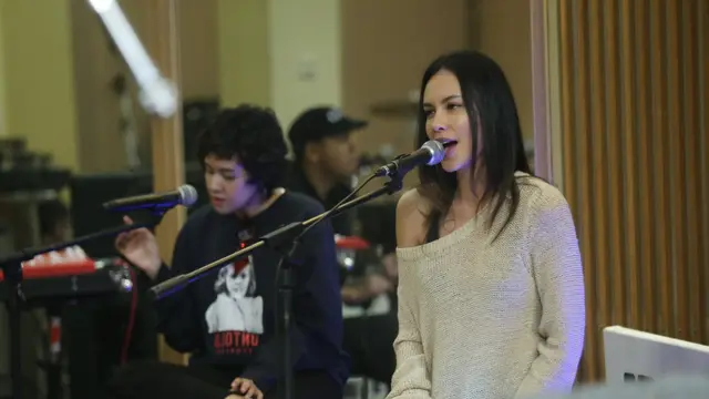 [Bintang] Sophia Latjuba Dea dan NEV+