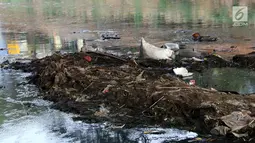 Ceceran sampah dan endapan lumpur terlihat di Kali Ciliwung Banjir Kanal Barat, Jalan Galunggung, Jakarta, Selasa (30/7/2019). Endapan lumpur dan ceceran sampah membuat Kali Ciliwung Banjir Kanal Barat terlihat kotor dan kumuh. (Liputan6.com/Helmi Fithriansyah)