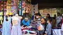 Pedagang kaki lima dan pembeli terlihat di jalan di Asuncion (22/2/2022). Pemerintah Paraguay mengumumkan pada Selasa (22/2) bahwa mereka mencabut semua pembatasan sanitasi terkait pandemi COVID-19, kecuali untuk penggunaan masker di dalam ruangan dan di tempat ramai. (AFP/Norberto Duarte)