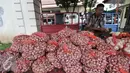 Kementan menggelar pasar murah hasil tani di kawasan Pasar Minggu, Jakarta Selatan, (10/8). Harga komoditas pertanian yang dijual di kios Ditjen Hortikultura Kementan bisa begitu murah karena langsung didapatkan dari petani. (Liputan6.com/Yoppy Renato)