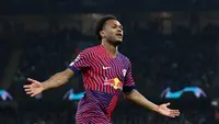 Striker RB Leipzig, Lois Openda, merayakan gol versus Manchester City pada matchday kelima Liga Champions 2023/2024 di  Etihad Stadium, Manchester, Kamis (29/11/2023) dini hari WIB.  (Oli Scarff/AFP)