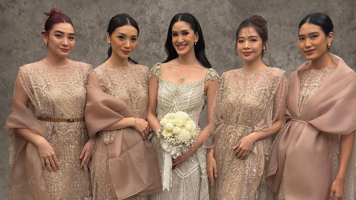Jadi Ajang Reuni, Potret ex Member Girlband Princess Jadi Bridesmaid Dibalut Dress Lace di Pernikahan Elma Agustin