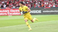 Aksi Kiper Timnas Indonesia, Nadeo Argawinata saat menghadapi Thailand dalam laga matchday ketiga Grup A Piala AFF 2022 di Stadion Utama Gelora Bung Karno, Senayan, Jakarta, Kamis (29/12/2022) sore WIB. (Bola.com/Abdul Aziz)