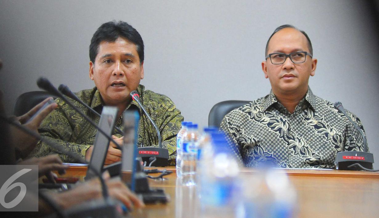 Ketua Umum Apindo, Hariyadi Sukamdani (kiri) dan Ketua Umum Kadin Indonesia Rosan P Roeslani saat menggelar konferensi pers terkait rencana Aksi 2 Desember di Jakarta, Selasa (29/11). (Liputan6.com/Angga Yuniar)