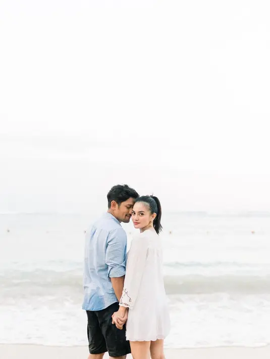 "Jadi aku udah mulai tahu sekarang walaupun baru dua bulan nikah karena aku yang selalu masak di rumah jadi dibantu sama mbak, tapi aku tahu dia sukanya apa," sambung Ririn. (Instagram/ririnekawati)